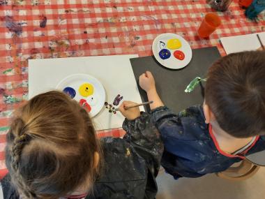 Børn maler